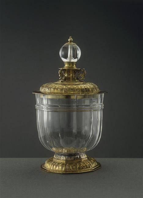 Coupe à douze pans en cristal de roche, entrée dans la collection de Louis XIV entre 1684 et 1701 - Paris ou Venise (?), XVe siècle; Monture en argent doré: France (?,) fin du XVIe siècle - Paris, Musée du Louvre