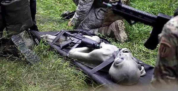 Suposto alienígena morto teria sido recolhido por militares et militares e1411697389894 Suposto alienígena morto teria sido recolhido por militares