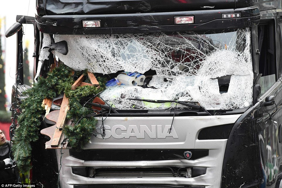 Destruction: último tweet de Ms Lorenzo veio em 5 de dezembro, quando ela compartilhou uma cena do premiado filme, The Best Of Youth. Na foto: O camião usado para cortarem dezenas de pessoas em um mercado de Natal em Berlim