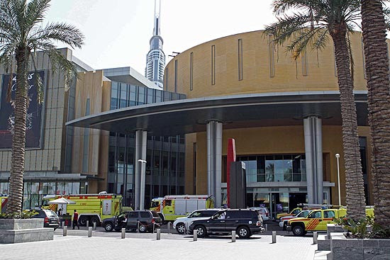 Equipes de resgate chegam ao Dubai Mall, após vazamento no aquário que forçou o fechamento do local