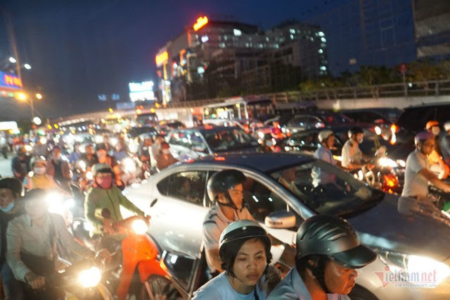 Cửa ngõ Tân Sơn Nhất tê liệt, ngàn ô tô dàn hàng kín đặc đường - Ảnh 3.