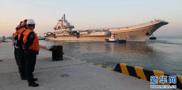 El primer portaaviones de China, el Liaoning, ha partido de su puerto en la ciudad china de Qingdao para realizar una misión de entrenamiento en el Mar Meridional de China.