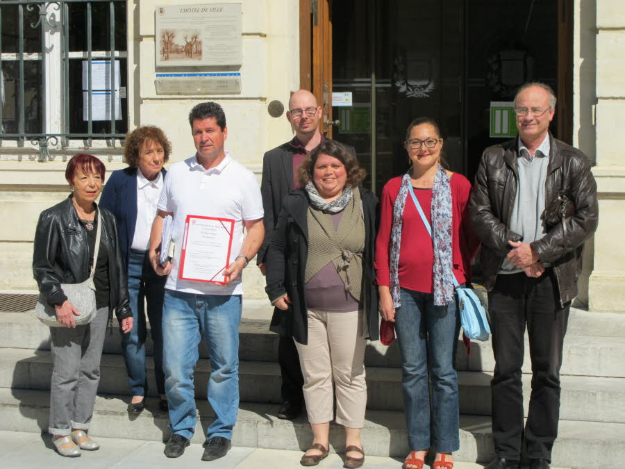 À Montélimar, il y a quelques semaines, des représentants du corps médical, des familles et deux patients remettaient une pétition, notamment au député-maire Franck Reynier, contre la fermeture de l’antenne du Valmont et l’éloignement des soins pour les patients. Un millier de signatures avaient été recueillies.