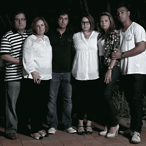 REVOLTA Hélio Da esquerda para a direita, Hélio e Márcia Noleto, José Luca Magalhães Lins, Garna Kfuri, Iolanda e Maximiliano. Eles postaram um vídeo na internet pedindo mais rigor à Anac (Foto: Miguel Sá)