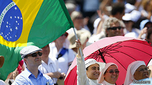 Monjas con una bandera de Brasil