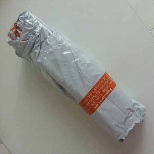 Received satu bungkusan hamper raya. Cuba teka dari sape?