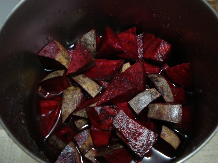 12 Beets in pot with water