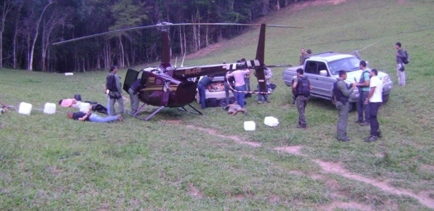 Em operação realizada neste domingo (24), a Polícia Federal do Espírito Santo apreendeu 450 kg de cocaína em um helicóptero da Limeira Agropecuária, empresa do deputado estadual por Minas Gerais Gustavo Perrella (SDD)
