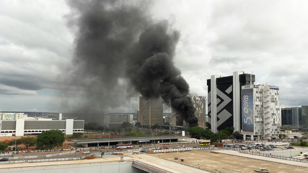http://www.conversaafiada.com.br/brasil/comeca-a-guerra-civil-em-brasilia/