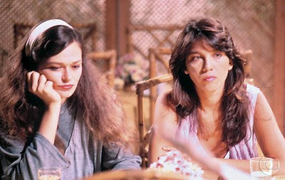 NA TV Lala e Cristina Prochaska na novela Vale tudo (1988). O primeiro casal de lésbicas da televisão brasileira (Foto: divulgação)