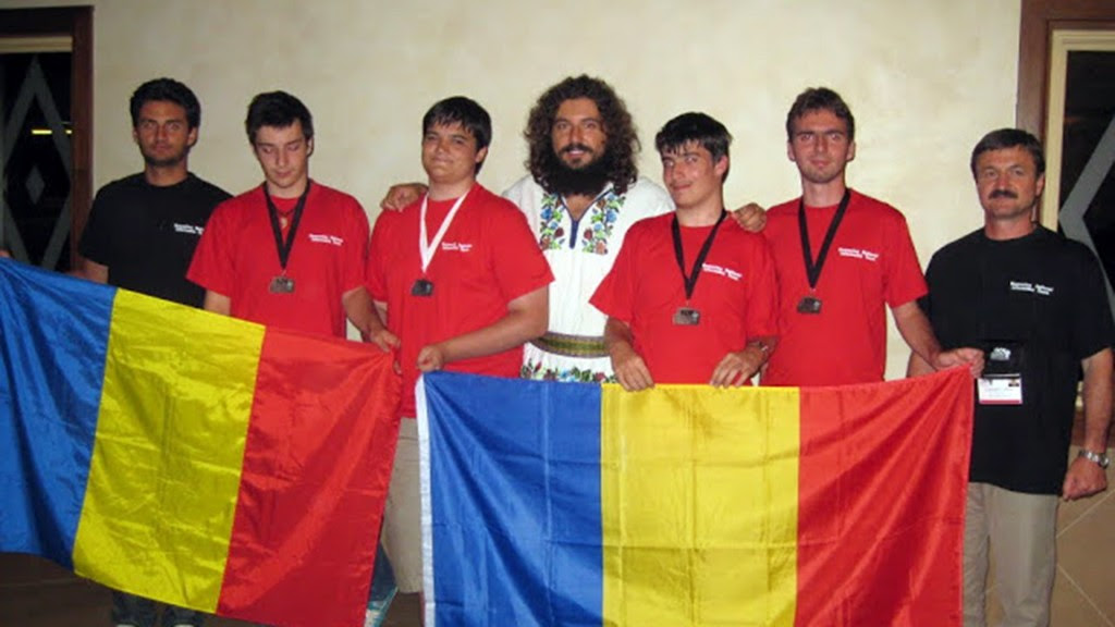 Mihai Pătrașcu, alături de elevi olimpici.