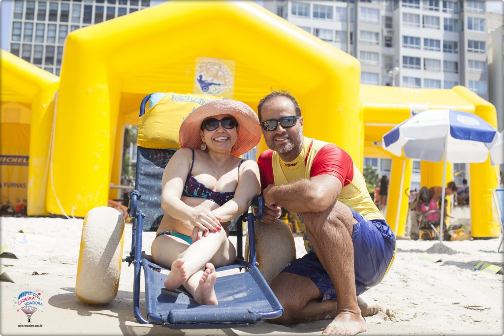 Estou com o Denis, que me ajudou a ter segurança e confiança para descer da prancha e boiar no mar...