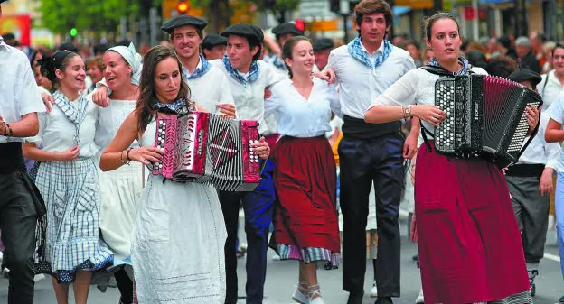 La alegría, la música y la dantza inundan las calles del centro de Irun en el desfile de 'gurdias' de la Euskal Jira. 