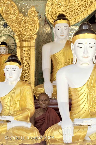 shwedagon buddhas and monk