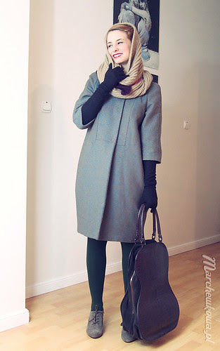 Retro coat (Burda 12/11 model #101), szafiarka, szycie, krawiectwo, płaszcz, wykrój, wełna, jodełka, żuczek, grzybek, szal, komin, H&M, torebka wiolonczela, Ochnik