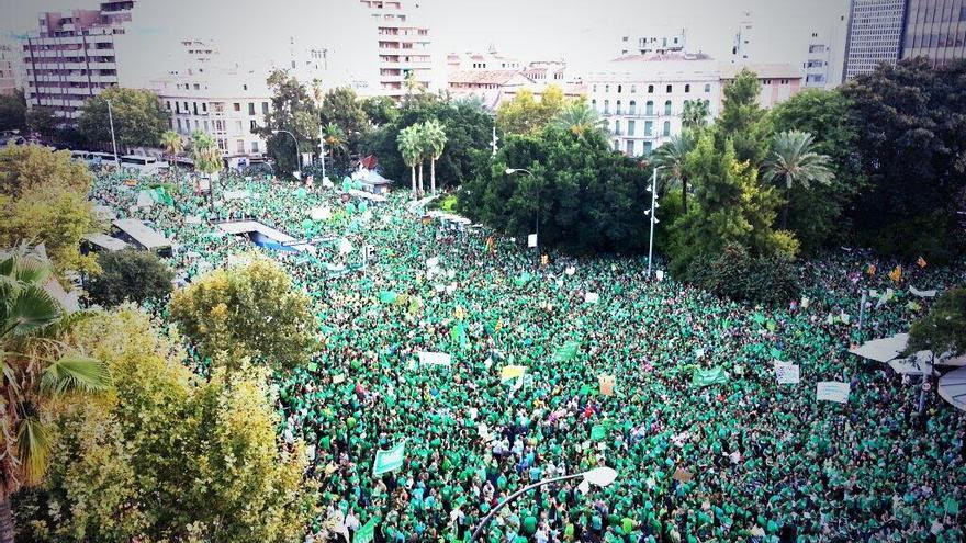 Las tomas aéreas reflejan la gran asistencia a la protesta contra el Gobierno balear / Marga Mas