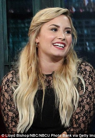 Blonde Ambition: Não é a primeira vez que a ex-estrela do Disney Channel tornou-se uma loira garrafa, enquanto ela branqueada sua juba em 2012 (R) e novamente em 2013 (L) em LA Nine Zero One Salon