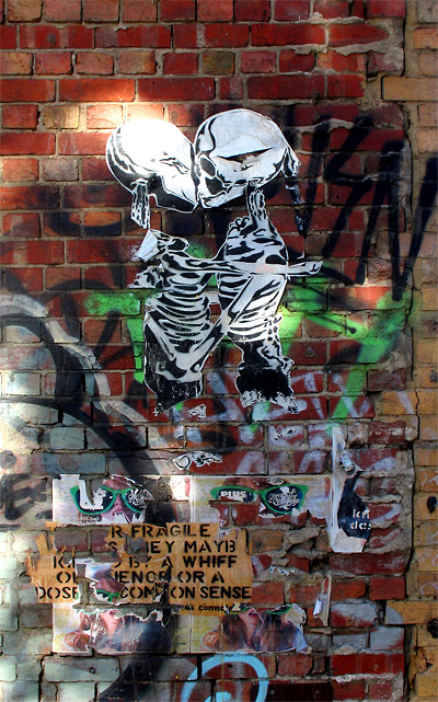 2009.12.04_Skeletons embrace_Melb street_400w