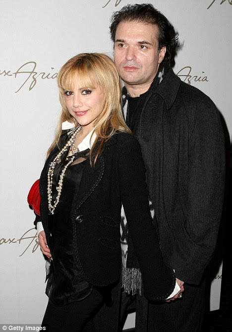 http://i.dailymail.co.uk/i/pix/2011/12/19/article-2076288-0F3AB0BB00000578-65_468x668.jpg