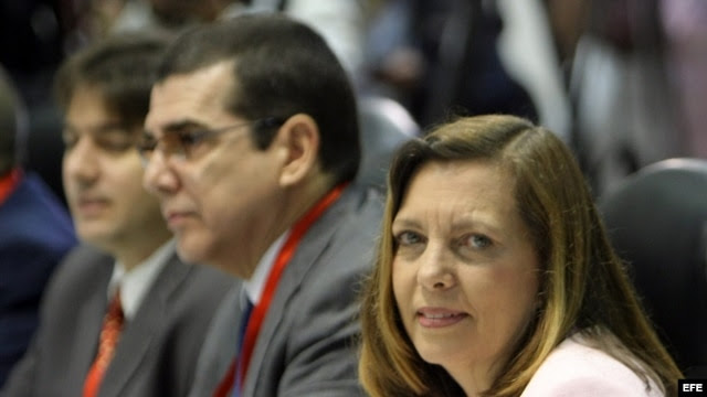 La directora para EEUU del Ministerio de Relaciones Exteriores de Cuba, Josefina Vidal Ferreiro (der.) y José R. Cabañas, jefe de la Sección de Intereses de Cuba en Washington.