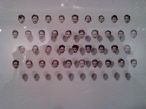 Il muro delle facce ritagliate by Ylbert Durishti