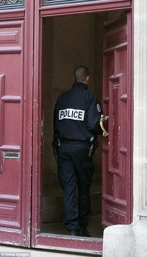 Um policial francês entra no bloco de apartamentos de luxo depois de Kim foi roubado à mão armada por homens mascarados durante a Paris Fashion Week