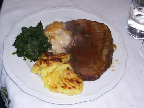 brasato al barolo con fiori di purè, spinaci alla piemontese e cavolfiore gratinato