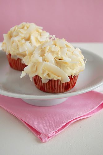 Coconut cupcakes with white chocolate icing / Cupcakes de coco com cobertura de chocolate branco
