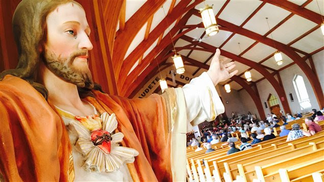 Le Sacré-Coeur de l'église de Saint-Justin a été vendu pour 250$. Le Sacré-Coeur de l'église de Saint-Justin a été vendu pour 250$.