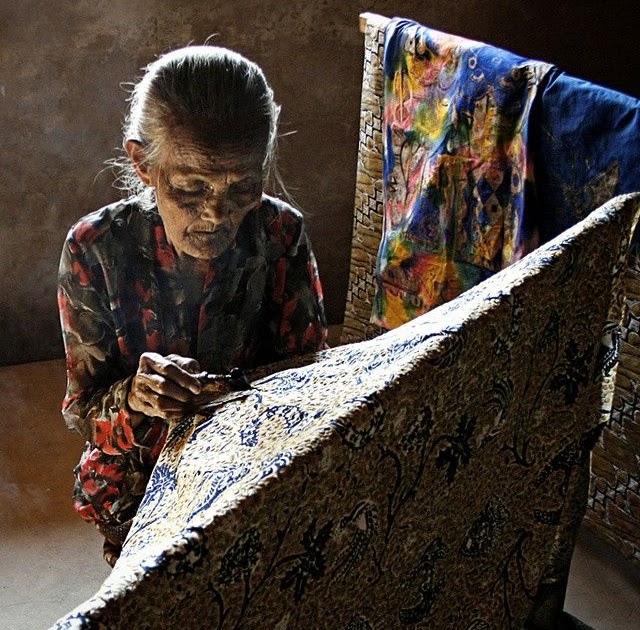 Gambar Orang Membatik - Batik Indonesia