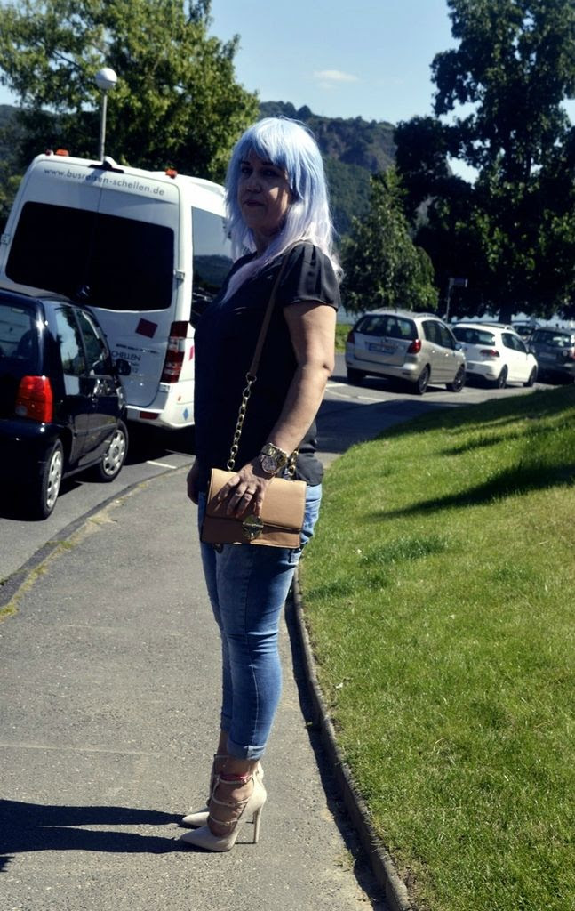 Seidenbluse in anthrazit kombinieren Sommer Outfit mit Seidenbluse in anthrazit kombiniert mit Jeans und High Heel Sandals