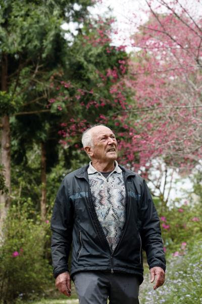 漫步在初鹿後山祕密花園,白冷會修士歐思定來台五十多年,最愛台灣的一草一木。 漫步在初鹿後山祕密花園,白冷會修士歐思定來台五十多年,最愛台灣的一草一木。