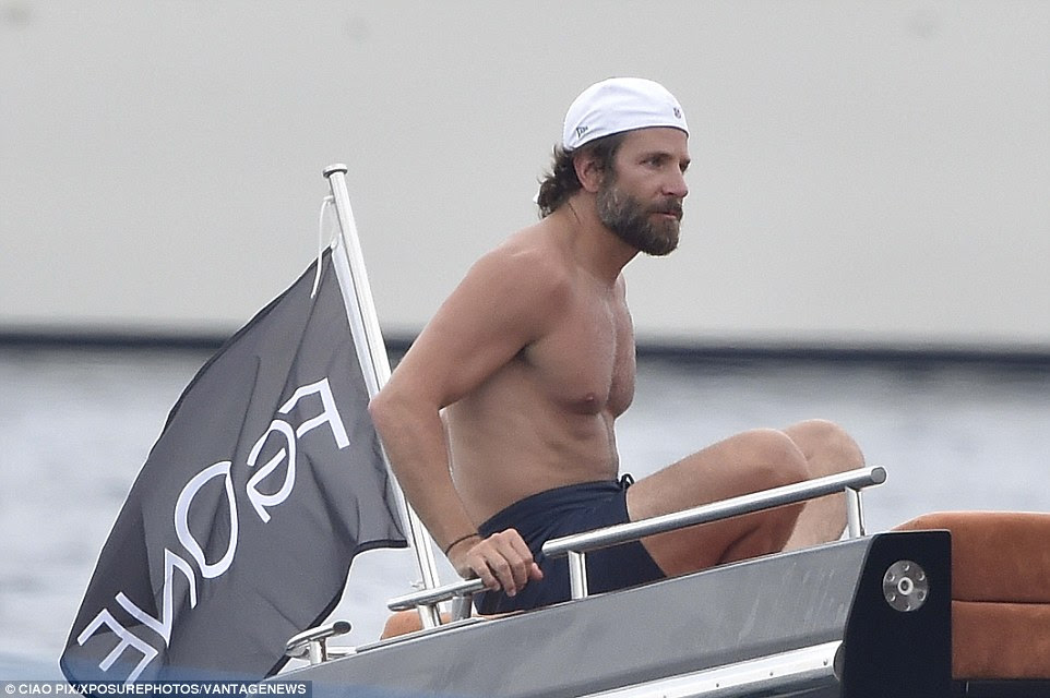 Pronto para um mergulho? Bradley colocar uma touca de natação quando se preparava para um mergulho