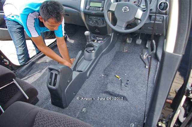 120609 si hitam grand livina pasang pelapis jok dan 120609 si hitam grand livina pasang pelapis jok dan