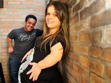 Fabíola tem 21 anos e mede 1,20m. Fernando tem 28 anos e mede 1,35m Fabíola tem 21 anos e mede 1,20m. Fernando tem 28 anos e mede 1,35m