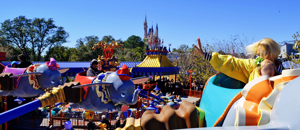 Bela vista da atração Dumbo, com o Castelo da Cinderella ao fundo