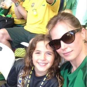 Reprodução/Instagram Susana Werner e a filha Giulia no jogo do Brasil