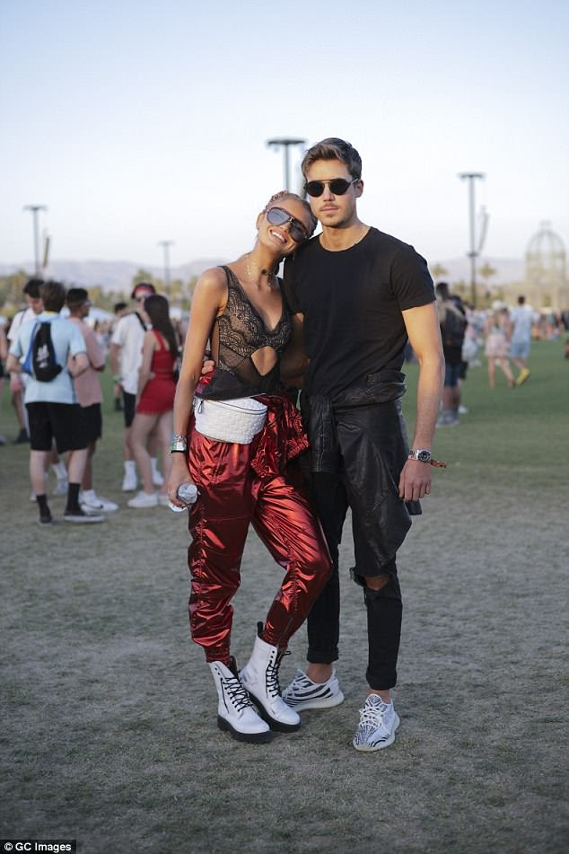 Smitten: Romee se envolveu com seu namorado Laurens van Leeuwen, que cortou uma figura casual em uma camiseta preta e jeans rasgadosÂ