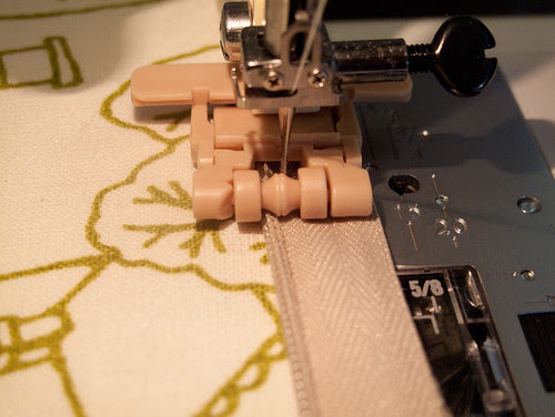 making cushions - sewing invisible zip