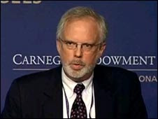 Ông David Shear khi phát biểu về Đài Loan và Trung Quốc tại trung tâm Carnegie Endowment ở Hoa Kỳ hồi tháng 7/2010