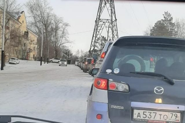 Хабаровск продолжает стоять в очередях за бензином
