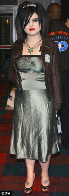 http://i.dailymail.co.uk/i/pix/2011/11/07/article-2058656-006095381000044C-430_224x635.jpg