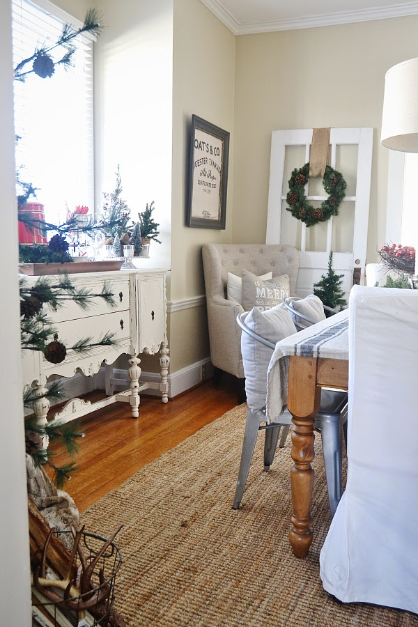 Simple Rustic Christmas Dining Room Decor