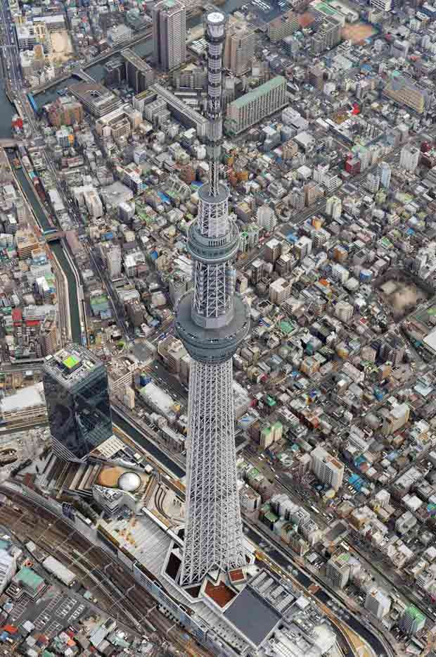 A Tokyo Sky Tree, reconhecida como maior torre do mundo, com 634 metros, é fotografada em Tóquio na quarta (28), um dia antes de de ficar pronta (Foto: Kyodo / Reuters)