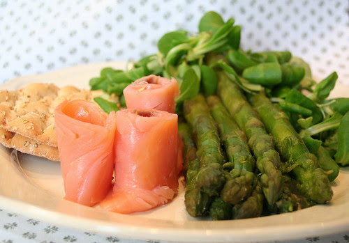 Insalata d'asparagi e salmone affumicato