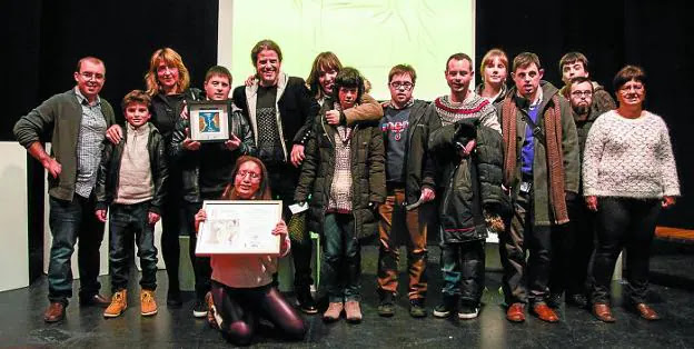 Galardonados. Directores y actores del grupo Ezezagunok, tras recibir el premio en el Festival de Teatro Amateur de Alegría-Dulantzi./