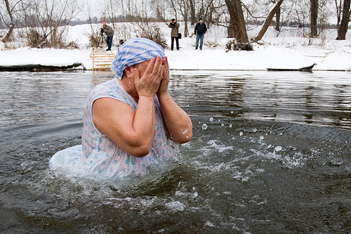 Считается, что Крещенские купания дают силу, здоровье и радость. People believe that cold bathing on Epiphany gives strength, wealth and joy.   