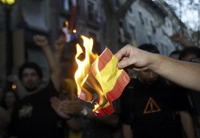 Un independentista quema una bandera española en Barcelona durante la Diada de 2008.