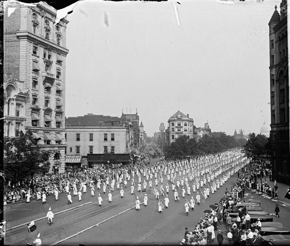 Τον Αύγουστο του 1925, περισσότερα από 60.000 μέλη της Κου Κλουξ Κλαν έκαναν πορεία προς τον Λευκό Οίκο για να αποδείξουν την αυξανόμενη επιρροή τους σε ολόκληρη την Αμερική.