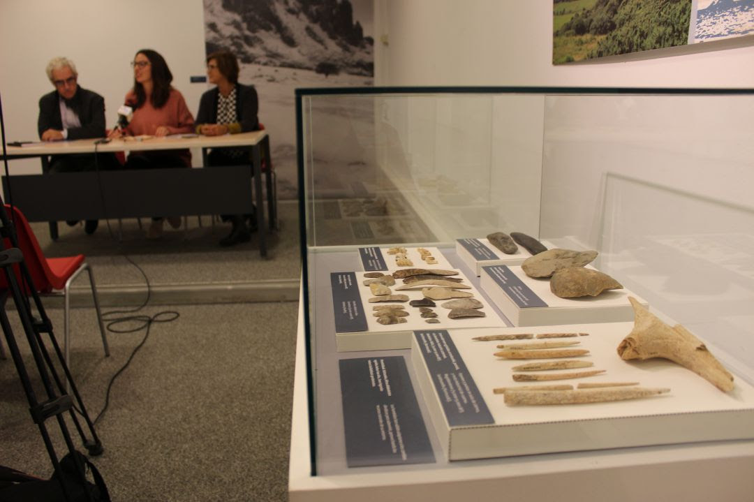 Vitrina con restos arqueolÃ³gicos de la nueva exposiciÃ³n. Al fondo: IÃ±aki GarcÃ­a Camino, director del Museo Arkeologi de Bizkaia, Juncal Eizaguirre, delegada de Cultura y Cristina Aguirre, directora del Museo Oiasso. 